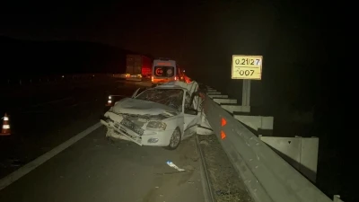 Niğde&rsquo;de TIR, emniyet şeridinde bekleyen otomobile &ccedil;arptı: 3 &ouml;l&uuml;, 1 yaralı