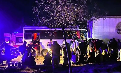 Tarım iş&ccedil;ilerini taşıyan midib&uuml;s ile TIR &ccedil;arpıştı: 17 yaralı