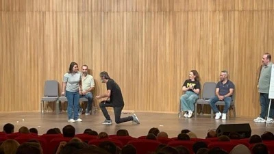 Uludağ'da doğa&ccedil;lama tiyatro r&uuml;zg&acirc;rı