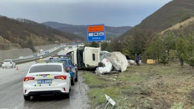 Almanya&rsquo;dan T&uuml;rkmenistan&rsquo;a giden TIR Samsun&rsquo;da devrildi: 1 yaralı