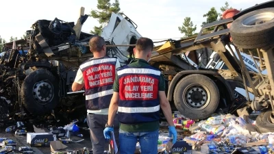 Lastiği patlayan TIR, karşı şeride ge&ccedil;ip TIR ile &ccedil;arpıştı: 1 &ouml;l&uuml;, 1 yaralı