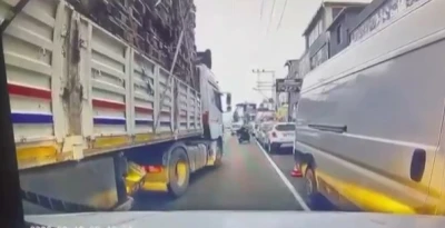 TIR'dan inip, bı&ccedil;akla otomobile saldırdılar