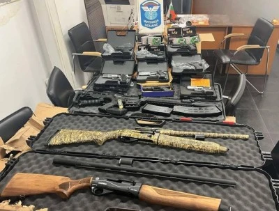 T&uuml;rkiye'den Kuzey Makedonya'ya giden TIR'da &ccedil;ok sayıda silah ele ge&ccedil;irildi