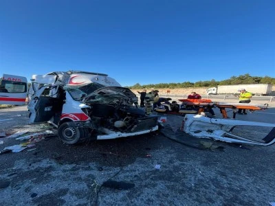 Ambulans, TIR'a arkadan &ccedil;arptı; hasta &ouml;ld&uuml;, 3 personel yaralı