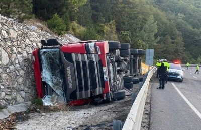 Bursa - Ankara karayolunda TIR devrildi: 2 yaralı! 