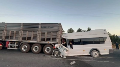Minib&uuml;s ile TIR &ccedil;arpıştı; 18 yaralı