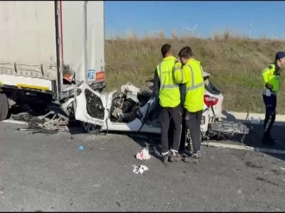 Otomobil TIR'ın altına girdi: 1 &ouml;l&uuml;