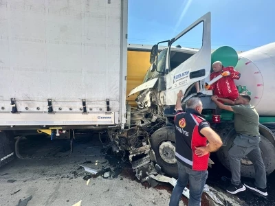 S&uuml;r&uuml;c&uuml; direksiyon başında uyudu beton mikseri 2 TIR&rsquo;a &ccedil;arptı; 1 yaralı