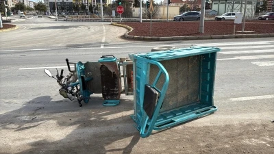 TIR ile &uuml;&ccedil; tekerlekli motosiklet &ccedil;arpıştı: 1 &ouml;l&uuml;, 3 yaralı