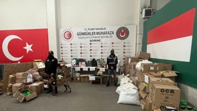 Kapıkule'de TIR'da uyuşturucu ve &ccedil;ok sayıda ka&ccedil;ak sigara malzemeleri ele ge&ccedil;irildi