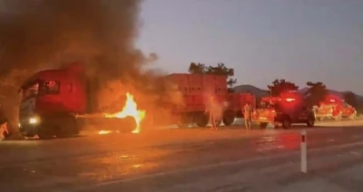 Tuğla y&uuml;kl&uuml; TIR yandı