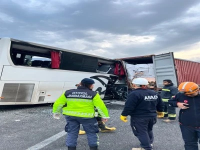 Yolcu otob&uuml;s&uuml;, otoyolda TIR'a &ccedil;arptı; 6 &ouml;l&uuml;, 11 yaralı