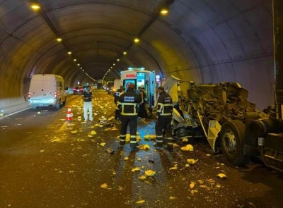 Bursa'da TIR hurdaya d&ouml;nd&uuml;; S&uuml;r&uuml;c&uuml; ağır yaralı!