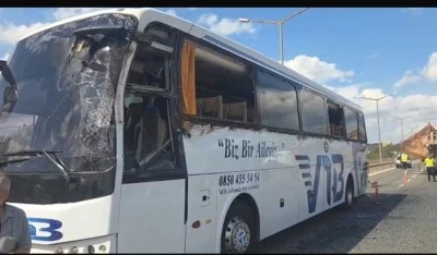 Bursa'da yolcu otob&uuml;s&uuml;, gemi &ccedil;apası taşıyan TIR'a &ccedil;arptı: Yaralılar var!