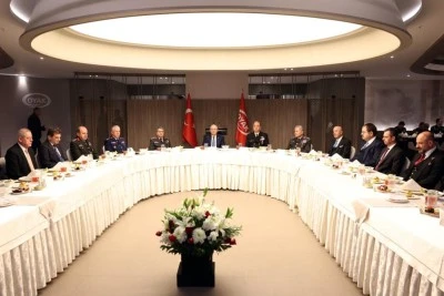 Mill&icirc; Savunma Bakanı G&uuml;ler, iftarda OYAK &uuml;st y&ouml;netimiyle bir araya geldi