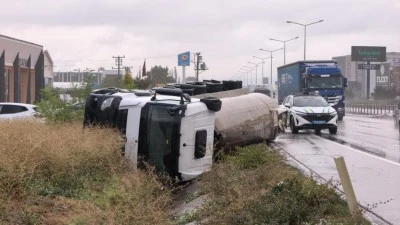 Bursa'da tuz y&uuml;kl&uuml; TIR devrildi