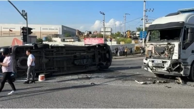 TIR ile &ccedil;arpışan iş&ccedil;i servisi devrildi: 8 yaralı