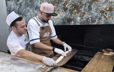 Sefo, Bafra&rsquo;da tezg&acirc;h başına ge&ccedil;ip kendi pidesini yaptı
