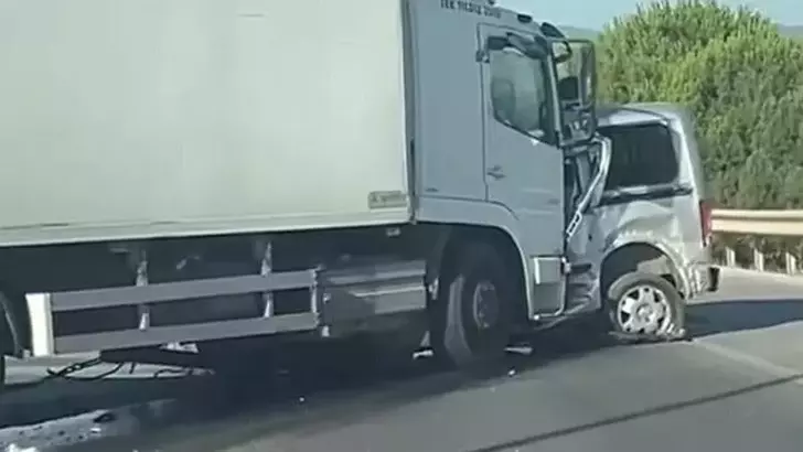 TIR'la &ccedil;arpışan hafif ticari aracın s&uuml;r&uuml;c&uuml;s&uuml; &ouml;ld&uuml;