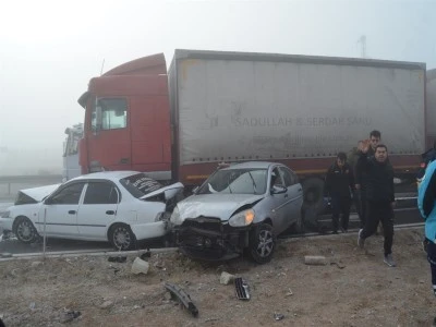 TIR, d&ouml;rt aracı hurdaya &ccedil;evirdi