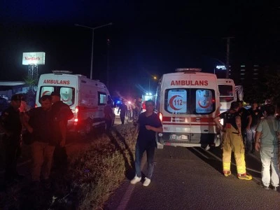 İş&ccedil;i servis minib&uuml;s&uuml;, park halindeki TIR&rsquo;a &ccedil;arptı: 5&rsquo;i ağır, 20 yaralı