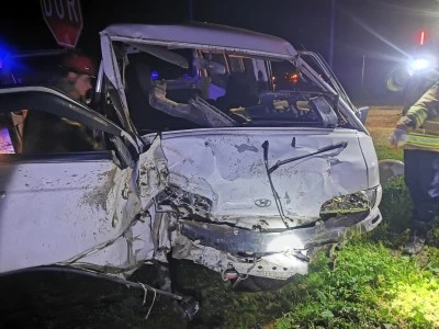 &nbsp;Bursa'da kamyonet ile otomobil &ccedil;arpıştı: 2 yaralı
