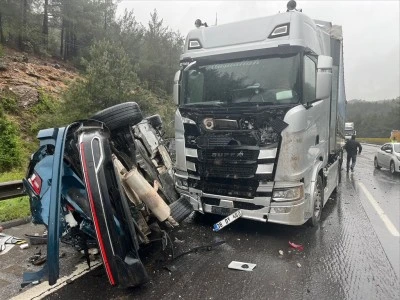 TIR, karşı şeride ge&ccedil;ip otomobille &ccedil;arpıştı: 1 &ouml;l&uuml;, 4 yaralı