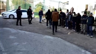 Amasya&rsquo;da plastik ham madde y&uuml;kl&uuml; TIR&rsquo;dan 13 ka&ccedil;ak g&ouml;&ccedil;men &ccedil;ıktı