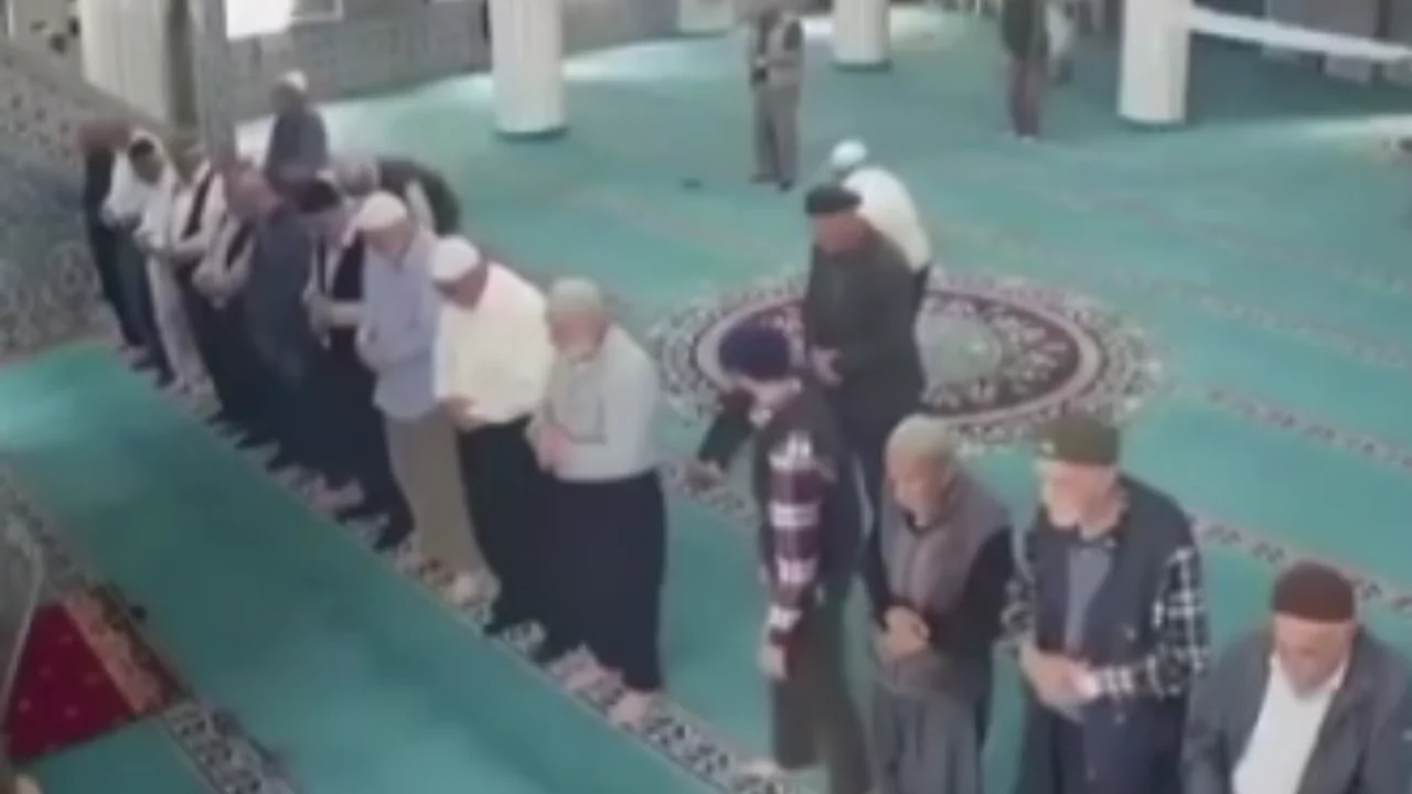 Her şey cemaatin g&ouml;z&uuml;n&uuml;n &ouml;n&uuml;nde oldu!&nbsp;