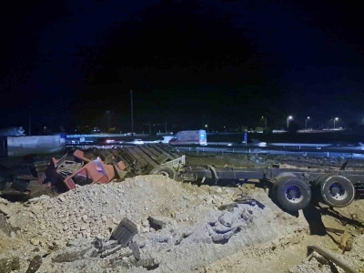 Nar y&uuml;kl&uuml; TIR şarampole yuvarlandı