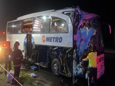 Şehirlerarası yolcu otob&uuml;s&uuml; TIR'a &ccedil;arptı: 2'si ağır 13 yaralı!