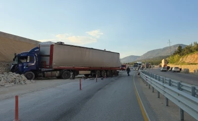 İstinat duvarına &ccedil;arpan TIR'daki mermerler, otomobildekilerin &uuml;zerine d&uuml;şt&uuml;; 1 &ouml;l&uuml;, 3 yaralı