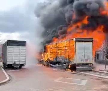 Bursa'da TIR dorseleri alev alev yandı