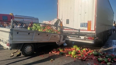 Manisa&rsquo;da kamyonet, TIR&rsquo;a arkadan &ccedil;arptı: 1&rsquo;i ağır 2 yaralı
