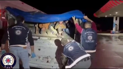 Ka&ccedil;ak g&ouml;&ccedil;menler TIR dorsesinde yakalandı
