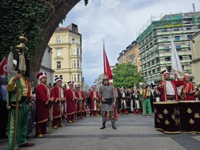 M&Uuml;NİH'TE TARİH&Icirc; MEHTER COŞKUSU: SENDLINGER TOR'DA G&Ouml;N&Uuml;LLERİ FETHETTİ