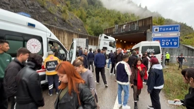 Minib&uuml;s ile TIR &ccedil;arpıştı: 1 &ouml;l&uuml;, 11 yaralı