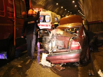 Bolu Dağı T&uuml;neli'nde TIR ile otomobil &ccedil;arptı: 5 yaralı