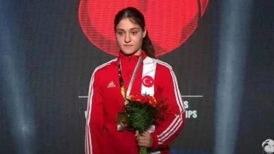 B&uuml;şra Işıldar D&uuml;nya Boks Şampiyonası'nda finale y&uuml;kseldi