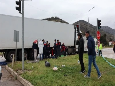 Annesinin kucağından yola savrulan 10 aylık Yama&ccedil; bebek, TIR'ın altında kalıp &ouml;ld&uuml;