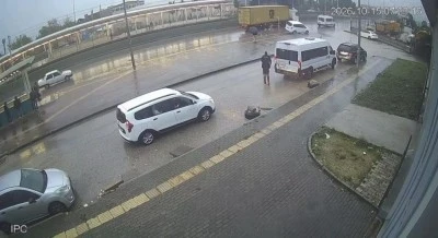 Bursa'da kayganlaşan yolda TIR'ın dorsesi kazaya neden oldu