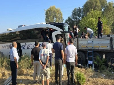 Turistleri taşıyan otob&uuml;s TIR'a &ccedil;arptı: 2 &ouml;l&uuml;, 8 yaralı
