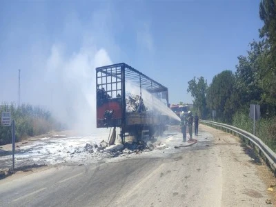 Bursa'da karton y&uuml;kl&uuml; TIR alev aldı