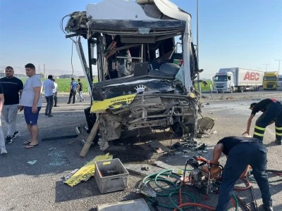 &Ouml;zel halk otob&uuml;s&uuml; ile TIR &ccedil;arpıştı: 1 &ouml;l&uuml;, 9 yaralı