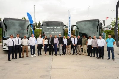 K&acirc;mil Ko&ccedil;,  100. yılına Mercedes-Benz T&uuml;rk otob&uuml;sleriyle ilerliyor
