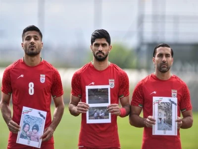 FIFA Başkanı Infantıno&rsquo;nun izlediği ma&ccedil;ta, İran Milli Takımı sahaya &ouml;ld&uuml;r&uuml;len &ccedil;ocukların fotoğraflarıyla &ccedil;ıktı