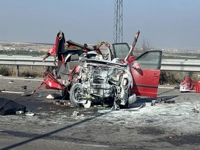 Otomobil, TIR'a arkadan &ccedil;arptı: 2 &ouml;l&uuml;, 3 yaralı