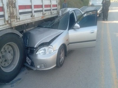 Otomobil TIR'ın altına girdi: 4 yaralı! 