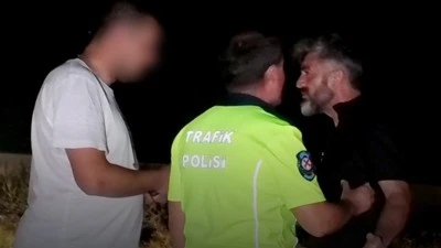 Alkoll&uuml; s&uuml;r&uuml;c&uuml; ile vatandaşın "Sen neden &ccedil;ekiyorsun?" polemiği&nbsp;