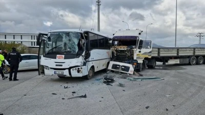 İş&ccedil;i servisi ile TIR &ccedil;arpıştı: 12 yaralı